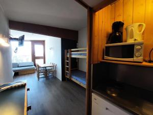 Résidence Belles Challes - Studio 4 personnes à Arc 1800 skis aux pieds et proche des commerces dans le village du Charvet MAE-1963