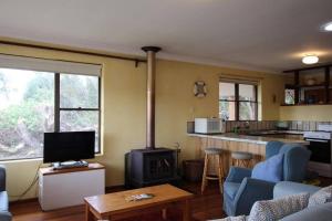 Jen’s Beach House - easy walk to the Ocean, Colourpatch Cafe by the river