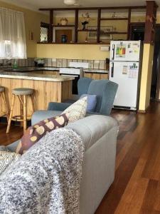 Jen’s Beach House - easy walk to the Ocean, Colourpatch Cafe by the river