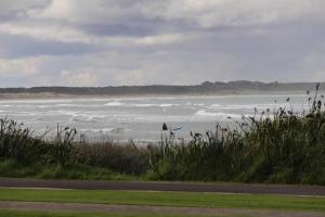 Jen’s Beach House - easy walk to the Ocean, Colourpatch Cafe by the river