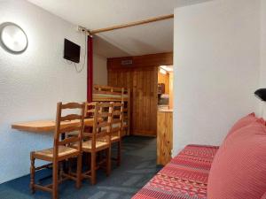 Résidence Belles Challes - Studio 4 personnes à Arc 1800 skis aux pieds et proche des commerces dans le village du Charvet MAE-2131