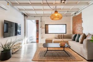 3BR House in Thapae l NightBazaar