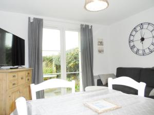 Maisons de vacances Cottage 3 Pieces Avec Jardin Privatif Sud, Parking, Piscine - Proche Port Guillaume - FR-1-487-320 : photos des chambres