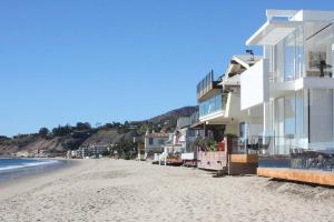 Luxury 1BR Malibu Bungalow on PCH + steps from Beach!