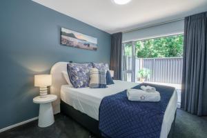 Auckland City Escape Modern Home with Spa Pool