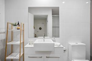 Spaciously Bright 1-Bed Apartment