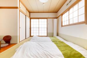 Umeda 15 min, Airport 40 min, USJ 30 min, Quiet residential neighborhood 5LDK Japanese style house for groups and families