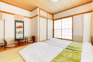 Umeda 15 min, Airport 40 min, USJ 30 min, Quiet residential neighborhood 5LDK Japanese style house for groups and families