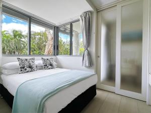 Palm Cove Beachside Apartments - Sea and Mountain Views