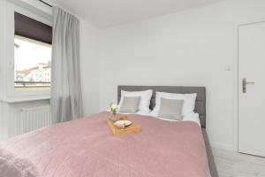 Spacious Family Apartment with 3 Bedrooms in Gdansk by Noclegi Renters