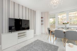 Spacious Family Apartment with 3 Bedrooms in Gdansk by Noclegi Renters