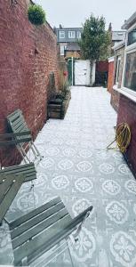 Lovely city town house with free parking sleeps 2 to 6 guests