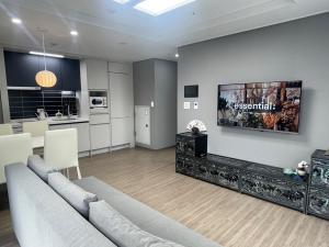 Phòng gia đình với phòng tắm riêng. (Family Room with Private Bathroom)