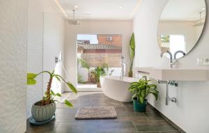 Gorgeous Home In Chiclana De La Fronter