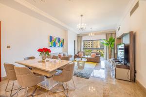 Fairmont North 2BR Balcony Sea View