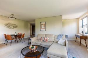 Blueground Old Town gym lounge nr park PDX-18