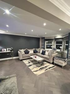 Large Modern Family Home in Murrayfield - Very close to City Centre - 10 mins by Direct Bus - Private Driveway & Garden