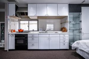 梟の宿 岛之内1号馆 步行300m至道顿堀!徒步5分钟日本桥站! 心斋桥8分钟 黑门市场15分种徒步圈内 !中央区古风民宅220平方5间房可住20人