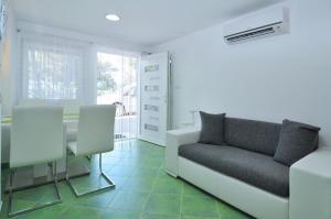 Apartments Tojcic, 1 min walk to the beach