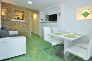 Apartments Tojcic, 1 min from the beach