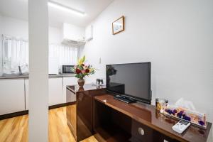 梟の宿 岛之内2号馆 步行300m至道顿堀! 徒步5分钟日本桥站! 心斋桥8分钟 黑门市场15分种徒步圈内 !中央区66平方2间房可住6人