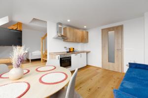 2 rooms apartment with terrace and FREE parking near metro