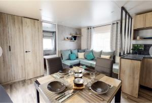 Maisons de vacances Mobil-Home Camping 4* Landes Lac et Ocean 6 a 8 p. : photos des chambres