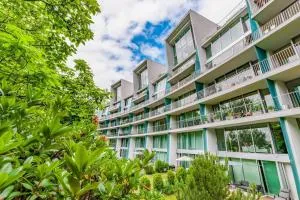 Exceptional calm 3BR, 2.5BA apartment with patio, pool & gym - Praha