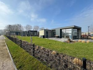 Enkhuizer Strand Chalet Strandpanorama Zweite Reihe mit Zaun Hausnr 203