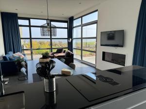 Enkhuizer Strand Chalet Strandpanorama Zweite Reihe mit Zaun Hausnr 203