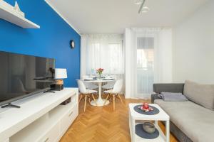 Apartment with Balcony 500 m From the Beach by Renters