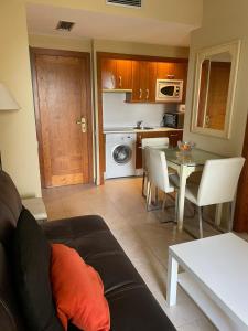 URB. JARDINES DE ISLA CANELA PRIMERA PLANTA