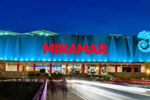 APARTAMENTO EN FUENGIROLA CON PARKING Y PISCINA.