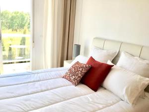 APARTAMENTO EN FUENGIROLA CON PARKING Y PISCINA.
