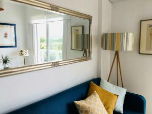 APARTAMENTO EN FUENGIROLA CON PARKING Y PISCINA.