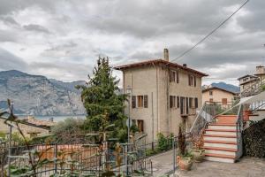 Casa Galya with private patio by GardaDoma