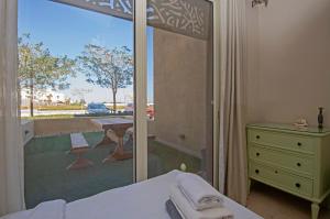 Ollystays Mangroovy 2 BR Beach and Pool Free access