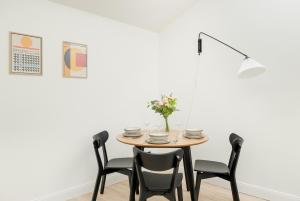 Minimalist Bright Apartment Kopernika near Old Town in Poznań by Renters