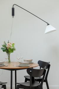 Minimalist Bright Apartment Kopernika near Old Town in Poznań by Noclegi Renters