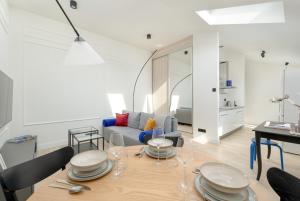 Minimalist Bright Apartment Kopernika near Old Town in Poznań by Noclegi Renters