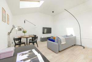 Minimalist Bright Apartment Kopernika near Old Town in Poznań by Noclegi Renters