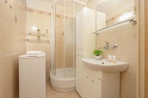 Apartment with Balcony for 2 People in Warsaw by Noclegi Renters