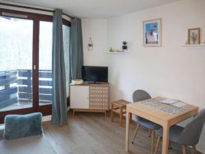 Studio central skis aux pieds, 4 pers, balcon - FR-1-322-10