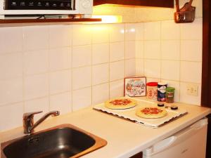 Studio central skis aux pieds, 4 pers, balcon - FR-1-322-10