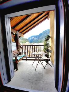 Appartements Yellow Home-by So'SerenityHome-balcon vue montagne-mezzanine : photos des chambres