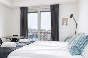 ULEABO Bright Top Floor Studio