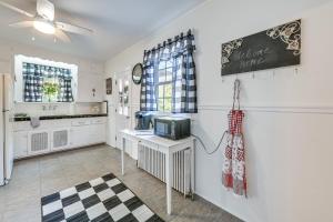 Historic Glen Allen Home about 11 Mi to Richmond!