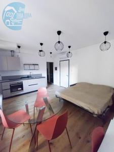 Economo B5 Tirabora Short Rent