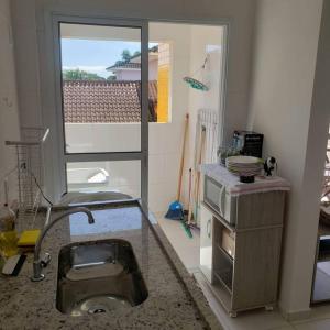 Apto no Jd Indaiá com piscina a 300m da praia