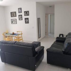 Apto no Jd Indaiá com piscina a 300m da praia